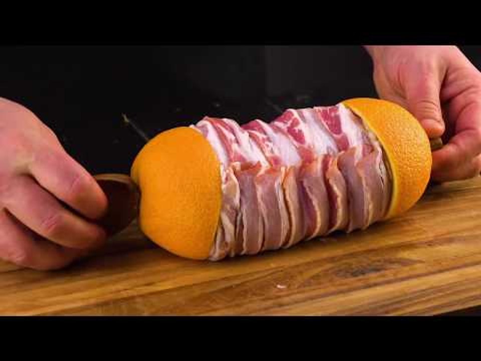 Er benutzt die 2 Orangenhälften dafür. Auf die Idee wäre ich nie gekommen. Genial!