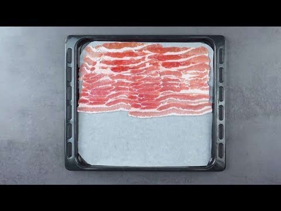Lege 20 Scheiben Bacon auf ein Backblech. Nach 15 Min im Ofen wird's extra knusprig.