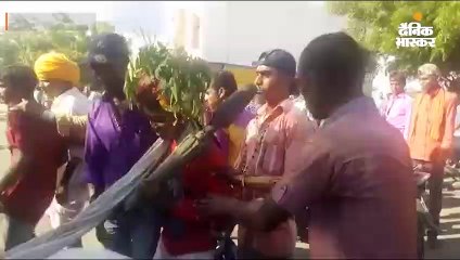 अच्छी बारिश हो इसलिए युवक को दूल्हा बनाकर गधे पर उल्टा बैठाया