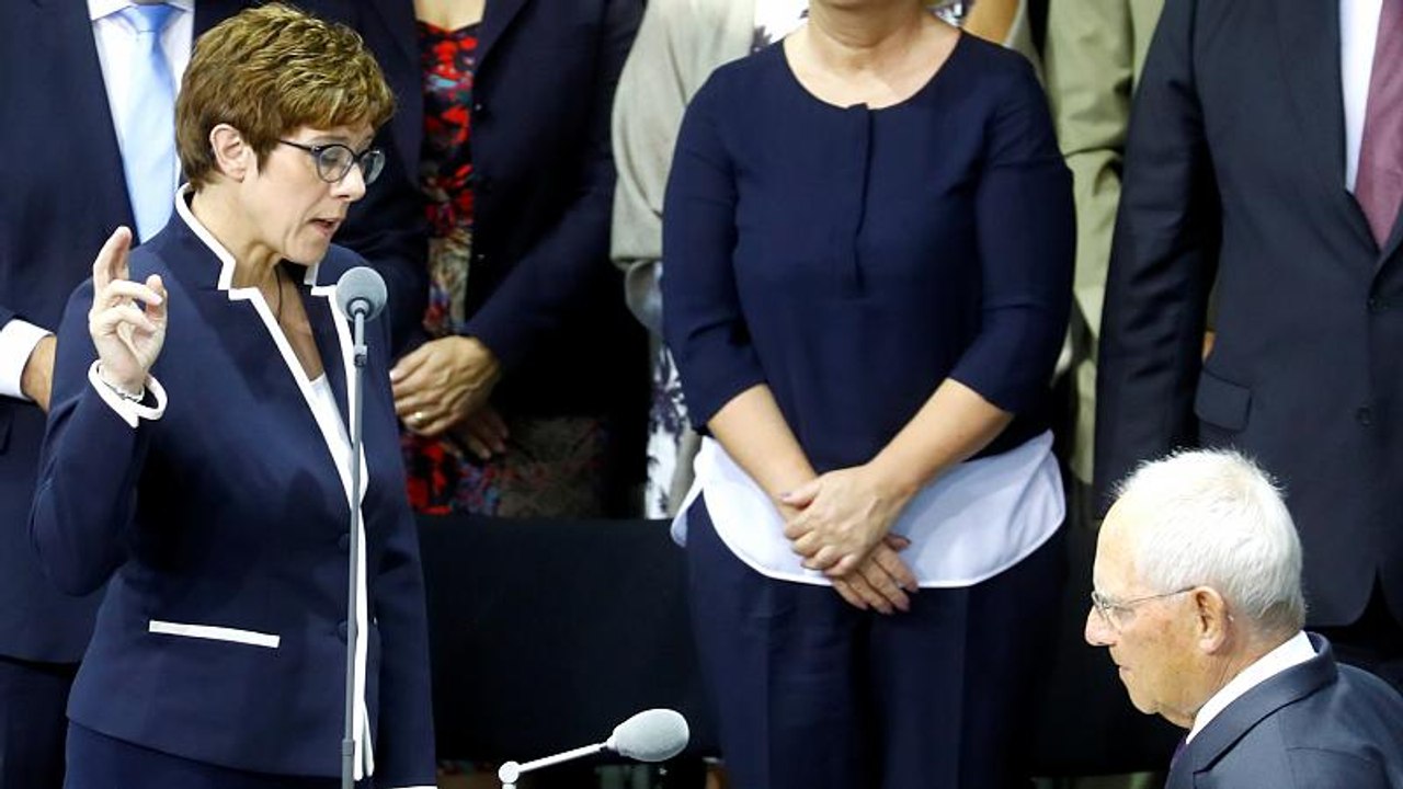 Berlin: Kramp-Karrenbauer als Verteidigungsministerin vereidigt