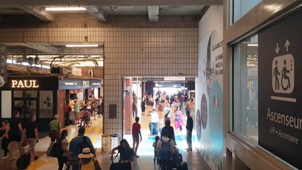 A la gare Part-Dieu, les passagers défilent pendant la canicule