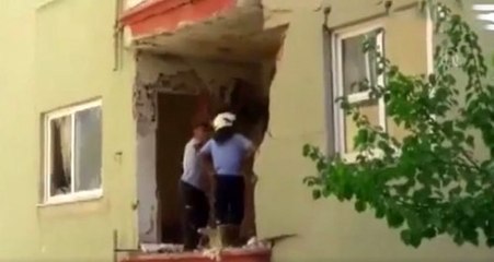 Patlayan klima motoru duvar yıktı: 1 yaralı