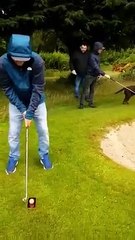 Jouer au golf sur son téléphone portable ? Mauvaise idée !