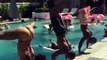 Due uomini sfidano una ragazza nella “verticale”. Lo spettacolo della ragazza farà impazzire tutta la piscina