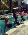 Due uomini sfidano una ragazza nella “verticale”. Lo spettacolo della ragazza farà impazzire tutta la piscina