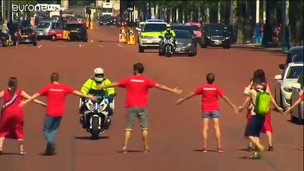 شاهد: ناشطون بيئيون يحاولون قطع الطريق على موكب بوريس جونسون