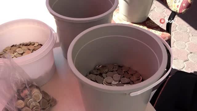 30 kiloluk kovalarda biriktirdiği madeni paralar ile umreye gitmek istiyor