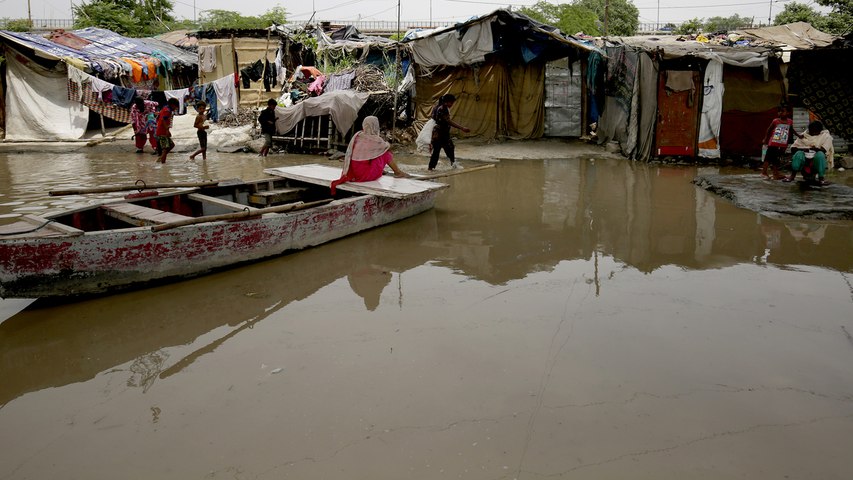Flooded Yamuna displaces around 14,000 in Delhi
