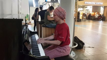 Lune Grazilly joue dans la gare de Lyon Part-Dieu "pour la paix"