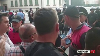 Report TV -Protesta te Teatri 'pajton' dy ish shokët e ngushtë