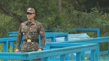 "방탄모 벗고 권총 풀고"...달라진 JSA 풍경 / YTN