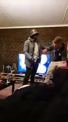 Il craque en pleine soirée et ce qu'il va faire est dingue