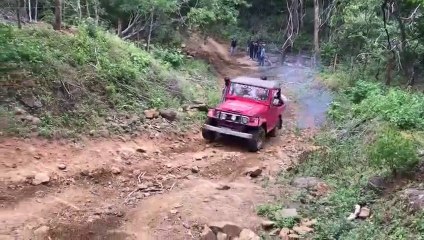 Ce conducteur de jeep y était presque... Douloureux