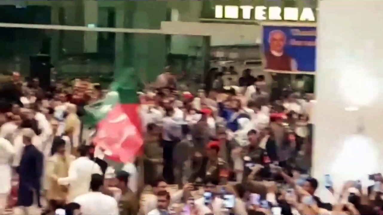 Huge Crowd Welcomes PM Imran Khan on Return from USA