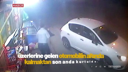 Kaldırımda duran 3 kişiye çarpan otomobil güvenlik kamerasında