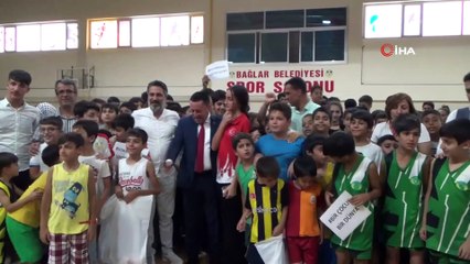 Başkan Beyoğlu’ndan yaz spor okullarına katılan çocuklara malzeme desteği