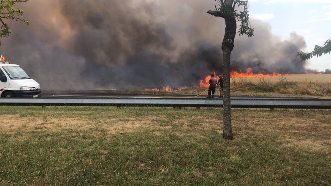 Feu de récolte à Eterville