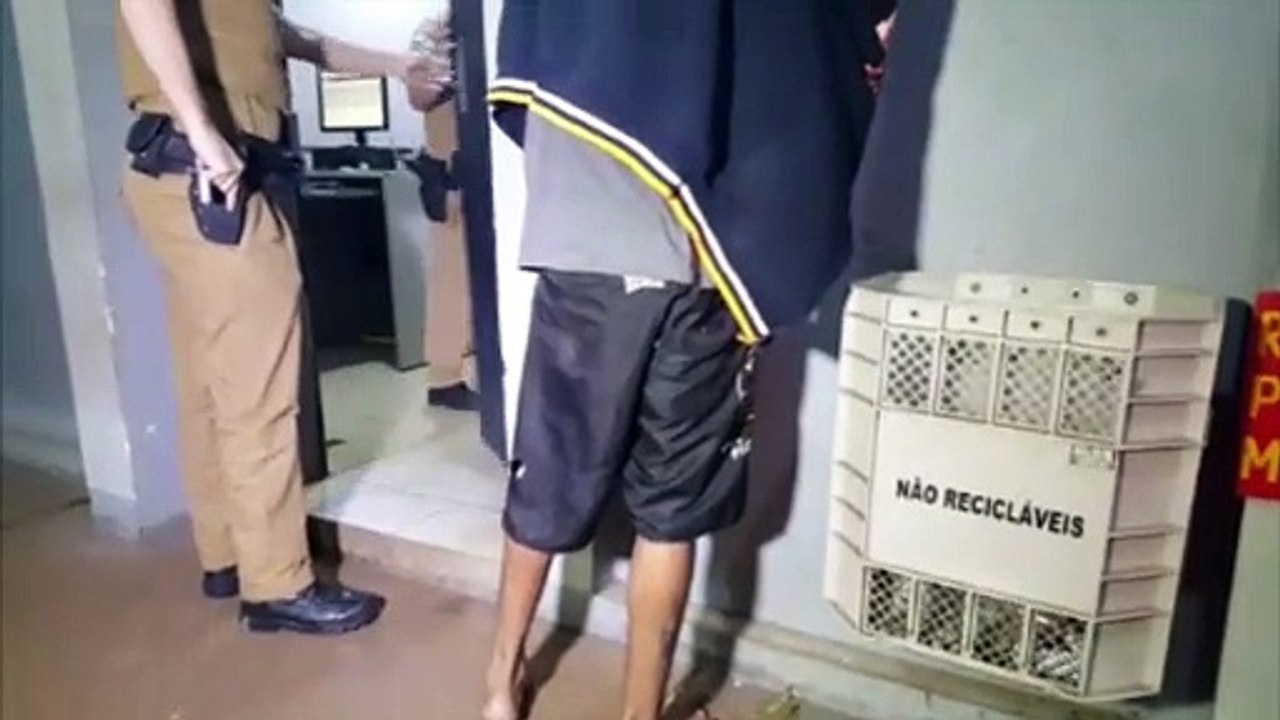 Após ter alta do hospital, homem que foi baleado pela PM é levado à Delegacia