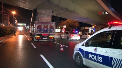 Yükseklik sınırını aşan kamyon köprüye sıkıştı