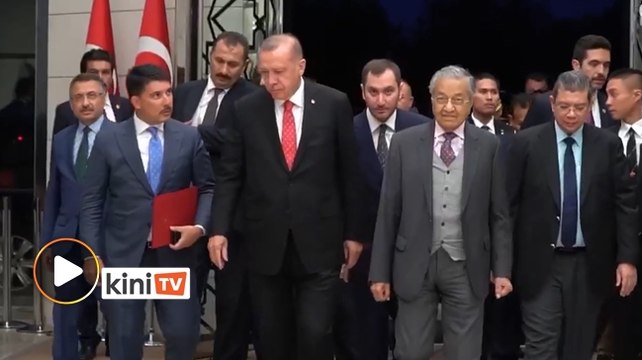 Kehadiran Erdogan mengejutkan media, sambut Dr M di lapangan terbang