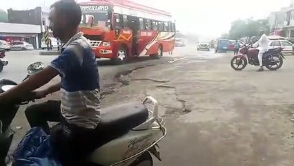 जम्मू पठानकोट राष्ट्रीय राजमार्ग सड़क की खस्ता हालत बनती जा रही है दुर्घटना का कारण!