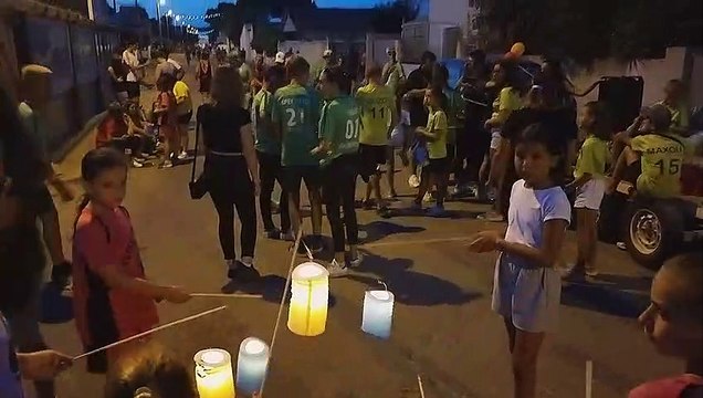 Fête votive au hameau de Gallician : défilé de la jeunesse