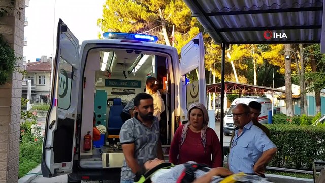 9 kişinin bindiği otomobil traktörle çarpıştı: 2'si ağır 12 yaralı