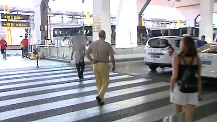 Pillado en Barajas el "estafador lastimero"