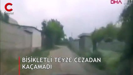 Tải video: Yaşlı teyze polis aracına çarptı, cezadan kaçamadı