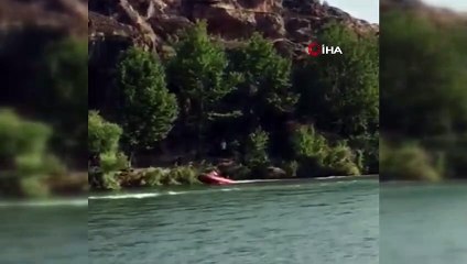 Dicle Nehri'de mahsur kalan 12 kişilik aileyi itfaiye kurtardı