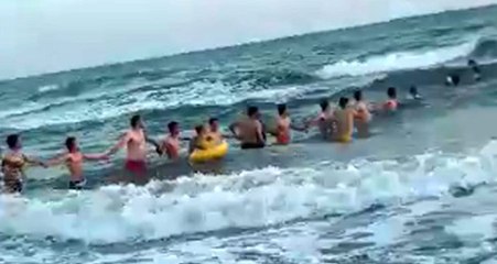 İnsan zinciri oluşturup hayat kurtardılar