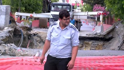 BAHÇELİEVLER'DE CADDEDE ÇÖKME