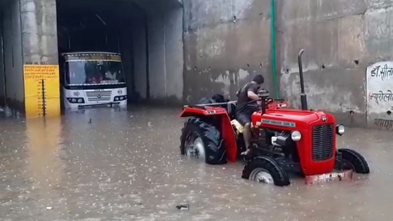 सीकर में 14 घंटों से मूसलाधार बारिश से बने बाढ़ जैसे हालात, मकानों के अंदर घुसा पानी, वाहन डूबे