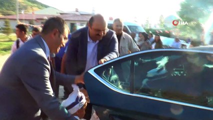 Başkanın makam aracı sünnet arabası, kendisi ise şoför oldu