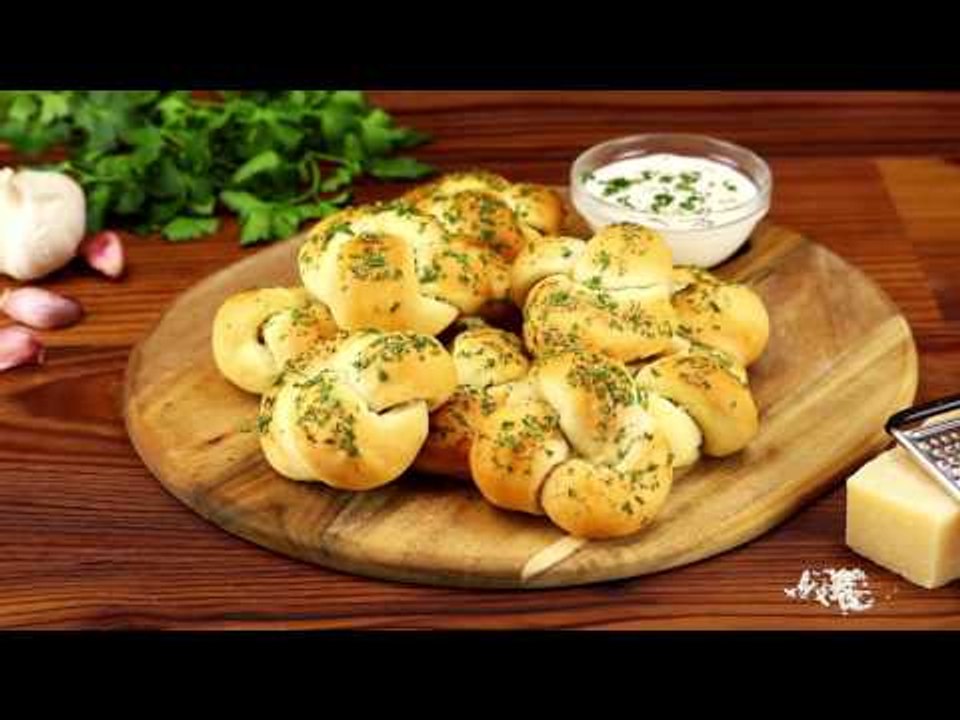 Garlic Parmesan Knots – Perfect Before Dinner