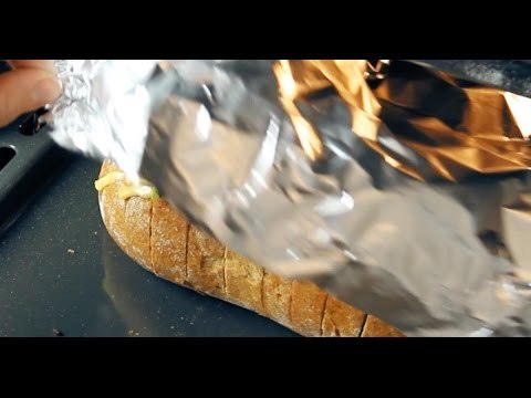 Enroulez du pain dans du papier alu et cuisez-le au four. Une fois l'alu retiré : surprise!