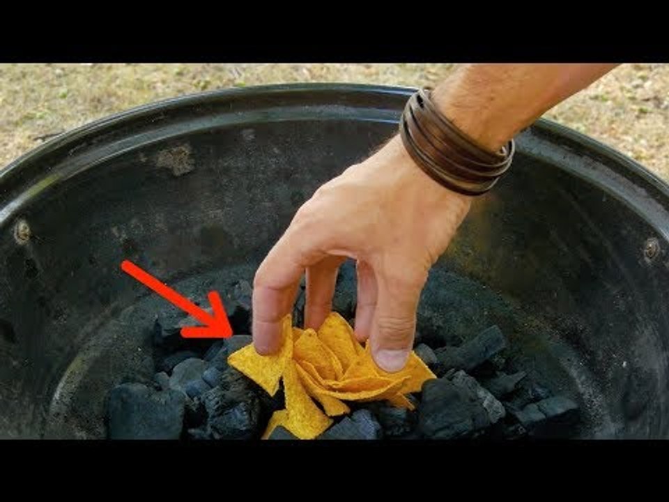 Voilà pourquoi il faut mettre des chips sur le charbon de votre barbecue