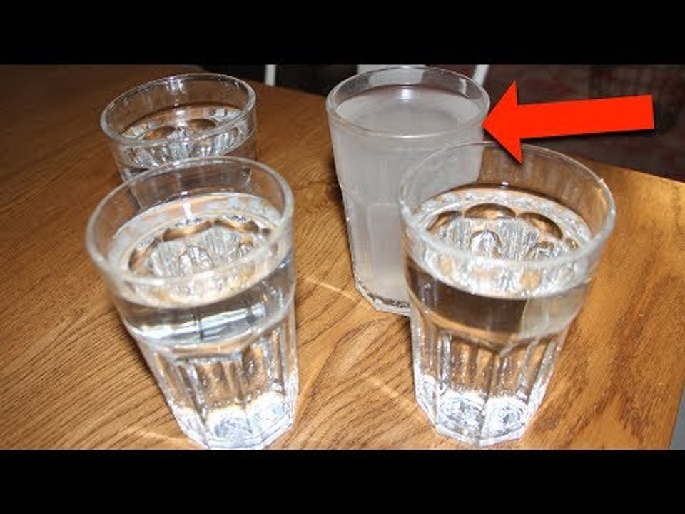 Buvez 4 verres d'eau chaque matin ! CE QUI SE PASSE EST FOU !