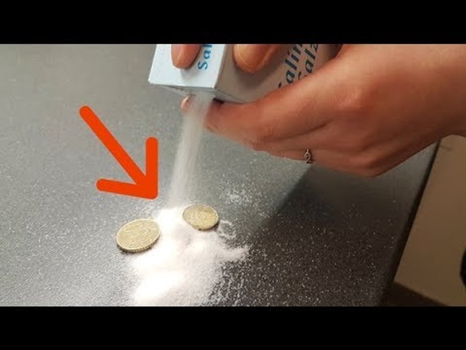 Il trempe son argent dans cet ingrédient de cuisine. Quelques secondes plus tard...