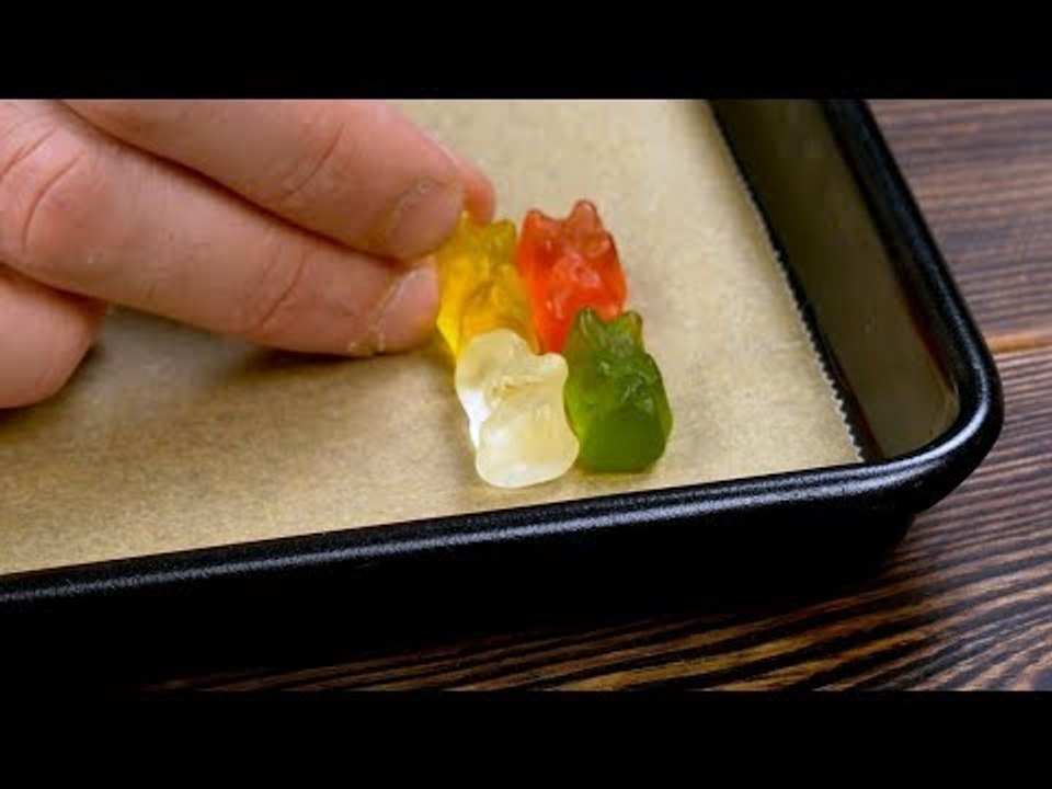 Posez 4 oursons en gélatine sur la plaque à pâtisserie. Après 2 minutes, vous obtenez ÇA !