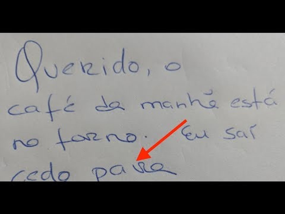 O homem de ressaca lê a mensagem de sua esposa e não quer acreditar no que seus olhos estão vendo.
