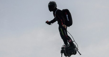 Franky Zapata est tombé à l'eau avec son flyboard et n'a pas pu traverser la Manche