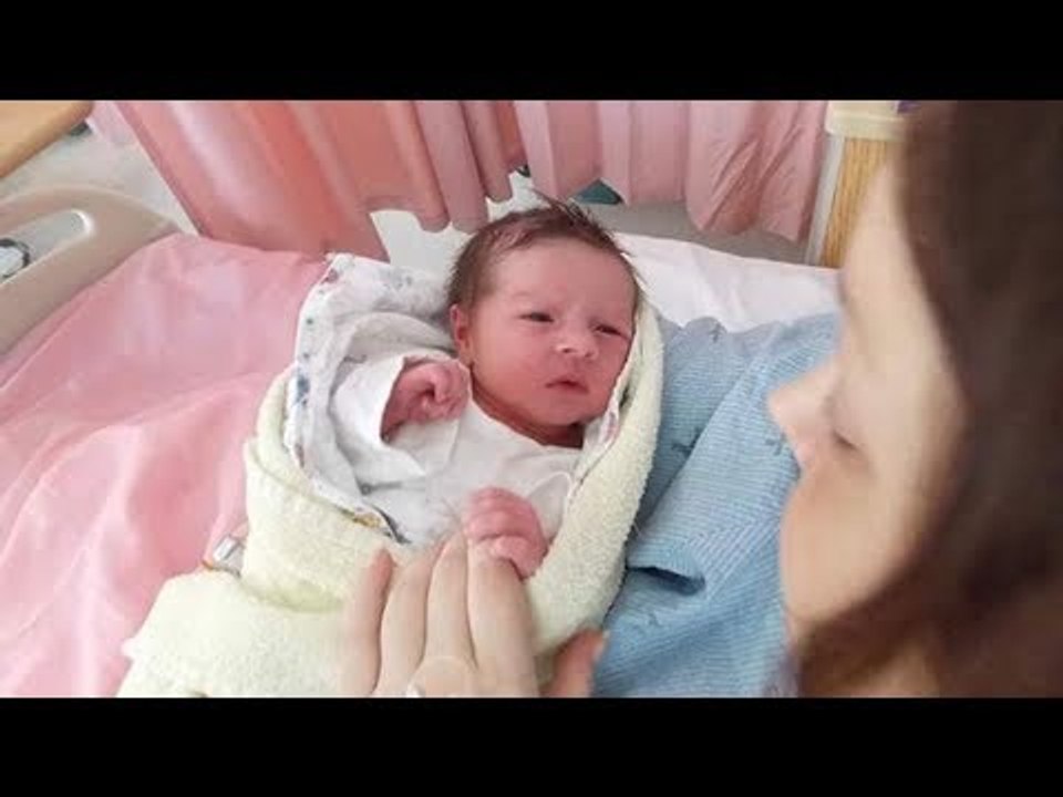 Os pais pensam que a bebê é completamente normal. Porém os médic…