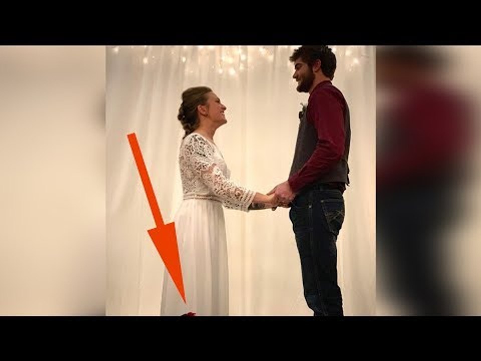 Quando os convidados veem a dama de honra, eles...