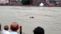 Hint polisi, akıntıya kapılan adamı böyle kurtardı