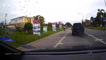 Three teenagers knocked off motorcycle after pick-up truck cuts in front of them
