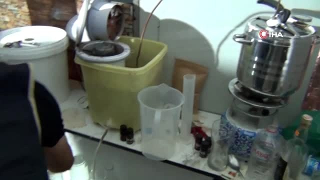 Düdüklü tencerede yapılan sahte içki imalathanesine şok baskın