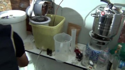 Düdüklü tencerede yapılan sahte içki imalathanesine şok baskın