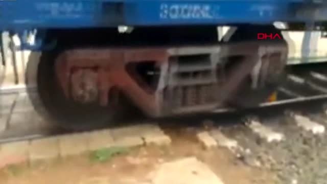 DHA DIŞ- Treni duymadı, az kalsın eziliyordu
