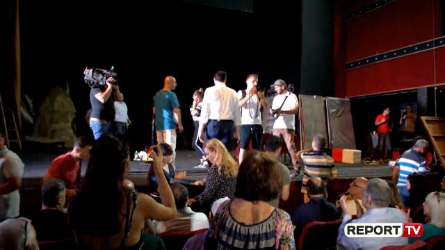 Basha pritet si 'hero' në Teatrin kombëtar, artistët 'brof' në këmbë, duartrokitje dhe 'Rama ik